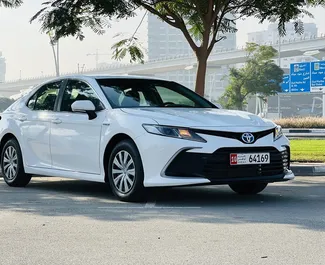 在 阿联酋 租赁 Toyota Camry 2024 汽车，特点包括 ✓ 使用 Hybrid 燃料和 170 马力 ➤ 起价 125 AED 每天。