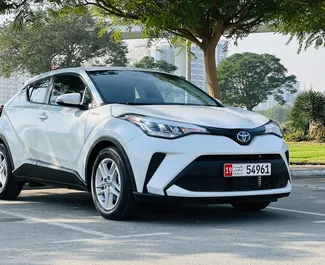 在 阿联酋 租赁 Toyota C-HR 2023 汽车，特点包括 ✓ 使用 Hybrid 燃料和 160 马力 ➤ 起价 110 AED 每天。