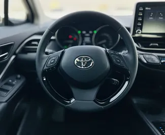 Toyota C-HR 2023 的 Hybrid 2.0L 发动机，在 在迪拜 出租。