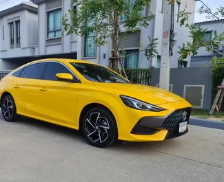 在 在泰国 租赁 MG 5/GT 2023 汽车，特点包括 ✓ 使用 Petrol 燃料和 112 马力 ➤ 起价 888 THB 每天。