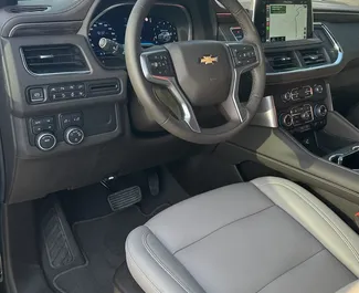 Chevrolet Tahoe 2023 的 Petrol 5.3L 发动机，在 在迪拜 出租。