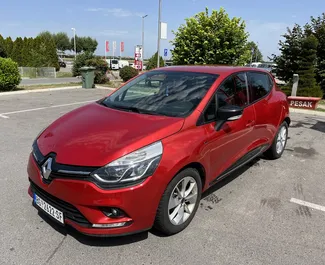 租赁 Renault Clio 4 的正面视图，在贝尔格莱德, 塞尔维亚 ✓ 汽车编号 #8769。✓ Manual 变速箱 ✓ 8 评论。