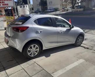 租车 Mazda 2 #8873 Automatic 在 在利马索尔，配备 1.5L 发动机 ➤ 来自 狮子座 在塞浦路斯。