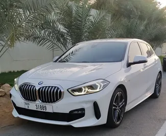 租赁 BMW 120i 的正面视图，在迪拜, 阿联酋 ✓ 汽车编号 #8558。✓ Automatic 变速箱 ✓ 0 评论。