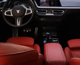 在 阿联酋 租赁 BMW 120i 2021 汽车，特点包括 ✓ 使用 Petrol 燃料和 180 马力 ➤ 起价 265 AED 每天。