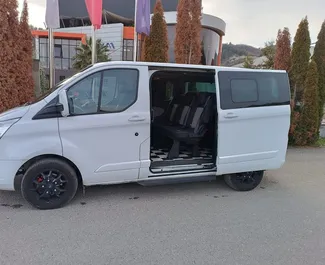 租车 Ford Tourneo Custom #9033 Manual 在 在地拉那，配备 2.2L 发动机 ➤ 来自 阿图尔 在阿尔巴尼亚。