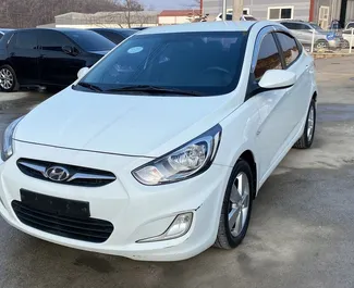 租赁 Hyundai Accent 的正面视图，在都拉斯, 阿尔巴尼亚 ✓ 汽车编号 #8964。✓ Automatic 变速箱 ✓ 4 评论。