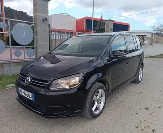 租赁 Volkswagen Touran 的正面视图，在地拉那, 阿尔巴尼亚 ✓ 汽车编号 #9394。✓ Automatic 变速箱 ✓ 0 评论。