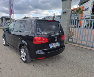 Volkswagen Touran 租赁。在 在阿尔巴尼亚 出租的 舒适性, 小型货车 汽车 ✓ Deposit of 100 EUR ✓ 提供 TPL, CDW, SCDW, FDW, Theft 保险选项。