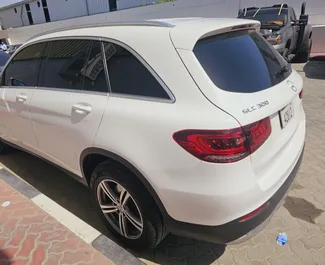 在 阿联酋 租赁 Mercedes-Benz GLC300 2020 汽车，特点包括 ✓ 使用 Petrol 燃料和 280 马力 ➤ 起价 230 AED 每天。