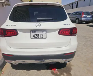 Mercedes-Benz GLC300 2020 的 Petrol 2.5L 发动机，在 在迪拜 出租。