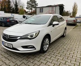 在 在捷克 租赁 Opel Astra Sports Tourer 2018 汽车，特点包括 ✓ 使用 Diesel 燃料和 136 马力 ➤ 起价 54 EUR 每天。