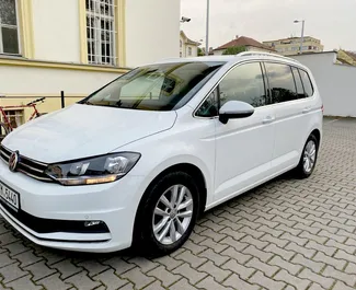 租车 Volkswagen Touran #393 Automatic 在 在布拉格，配备 1.6L 发动机 ➤ 来自 亚历山大 在捷克。