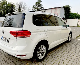 Volkswagen Touran 租赁。在 在捷克 出租的 舒适性, 小型货车 汽车 ✓ Deposit of 500 EUR ✓ 提供 TPL, CDW, SCDW, Theft, Abroad, No Deposit 保险选项。