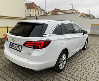 Opel Astra Sports Tourer 2018 在 在布拉格 可租赁，具有 300 km/day 里程限制。