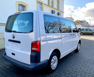 在 在捷克 租赁 Volkswagen Transporter 2016 汽车，特点包括 ✓ 使用 Diesel 燃料和 110 马力 ➤ 起价 72 EUR 每天。