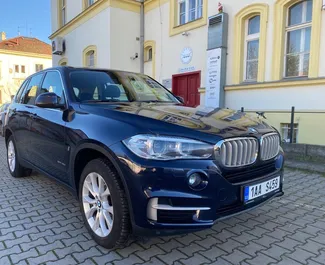 租赁 BMW X5 的正面视图，在布拉格, 捷克 ✓ 汽车编号 #385。✓ Automatic 变速箱 ✓ 1 评论。