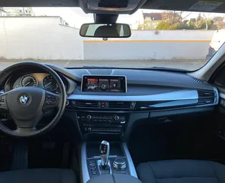 BMW X5 2018 的 Hybrid 1.6L 发动机，在 在布拉格 出租。