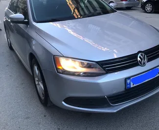 在 在阿尔巴尼亚 租赁 Volkswagen Jetta 2015 汽车，特点包括 ✓ 使用 Diesel 燃料和 120 马力 ➤ 起价 15 EUR 每天。