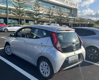 租赁 Toyota Aygo 的正面视图，马德拉岛, 葡萄牙 ✓ 汽车编号 #9837。✓ Manual 变速箱 ✓ 0 评论。