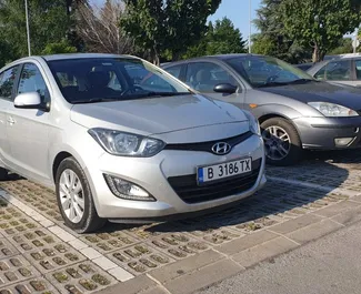 租赁 Hyundai i20 的正面视图，在布尔加斯机场, 保加利亚 ✓ 汽车编号 #9656。✓ Automatic 变速箱 ✓ 0 评论。