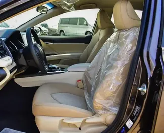 在 阿联酋 租赁 Toyota Camry 2024 汽车，特点包括 ✓ 使用 Petrol 燃料和  马力 ➤ 起价 163 AED 每天。