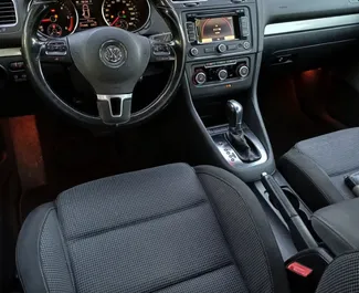 Volkswagen Golf 6 内饰，在阿尔巴尼亚 出租。一辆优秀的 5 座位车，配备 Automatic 变速箱。