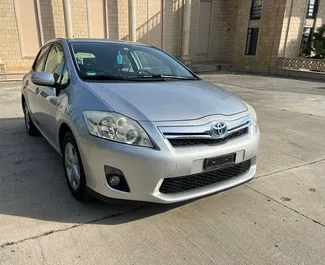 租赁 Toyota Auris 的正面视图，地拉那机场, 阿尔巴尼亚 ✓ 汽车编号 #9921。✓ Automatic 变速箱 ✓ 1 评论。