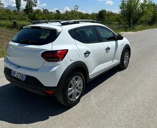 在 在阿尔巴尼亚 租赁 Dacia Sandero Stepway 2024 汽车，特点包括 ✓ 使用 Petrol 燃料和 90 马力 ➤ 起价 20 EUR 每天。