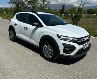 租赁 Dacia Sandero Stepway 的正面视图，地拉那机场, 阿尔巴尼亚 ✓ 汽车编号 #10105。✓ Manual 变速箱 ✓ 0 评论。