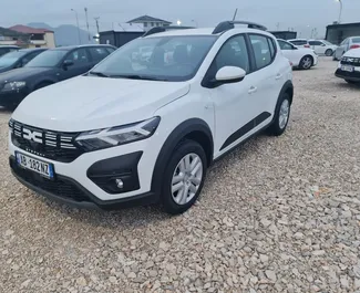 租赁 Dacia Sandero Stepway 的正面视图，地拉那机场, 阿尔巴尼亚 ✓ 汽车编号 #10107。✓ Automatic 变速箱 ✓ 4 评论。