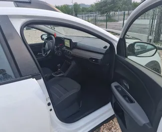 在 在阿尔巴尼亚 租赁 Dacia Sandero Stepway 2024 汽车，特点包括 ✓ 使用 Petrol 燃料和 90 马力 ➤ 起价 20 EUR 每天。