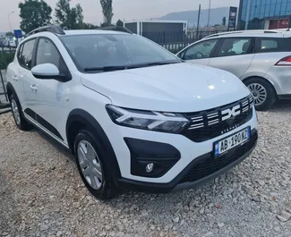 租赁 Dacia Sandero Stepway 的正面视图，地拉那机场, 阿尔巴尼亚 ✓ 汽车编号 #10108。✓ Automatic 变速箱 ✓ 1 评论。