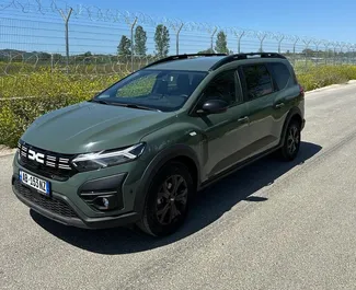 租赁 Dacia Jogger 的正面视图，地拉那机场, 阿尔巴尼亚 ✓ 汽车编号 #10071。✓ Manual 变速箱 ✓ 0 评论。