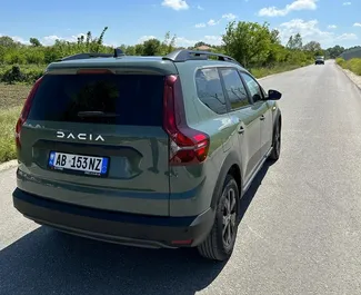 在 在阿尔巴尼亚 租赁 Dacia Jogger 2024 汽车，特点包括 ✓ 使用 Petrol 燃料和 103 马力 ➤ 起价 20 EUR 每天。
