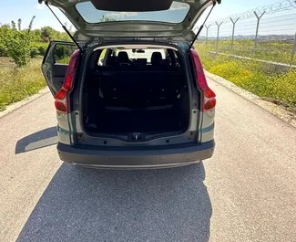 Dacia Jogger 2024 的 Petrol 1.0L 发动机，在 地拉那机场 出租。