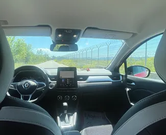 在 在阿尔巴尼亚 租赁 Renault Captur 2024 汽车，特点包括 ✓ 使用 Petrol 燃料和 110 马力 ➤ 起价 30 EUR 每天。