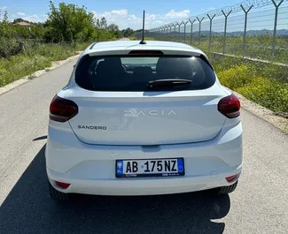 在 在阿尔巴尼亚 租赁 Dacia Sandero 2024 汽车，特点包括 ✓ 使用 Petrol 燃料和 90 马力 ➤ 起价 20 EUR 每天。