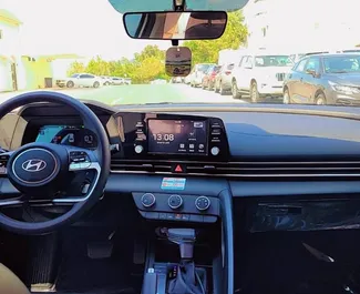 在 阿联酋 租赁 Hyundai Elantra 2024 汽车，特点包括 ✓ 使用 Petrol 燃料和 147 马力 ➤ 起价 87 AED 每天。