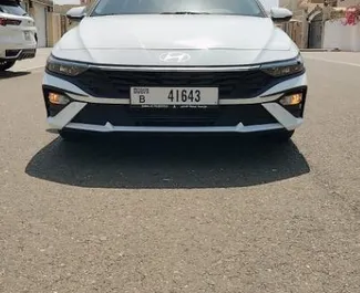 租赁 Hyundai Elantra 的正面视图，在迪拜, 阿联酋 ✓ 汽车编号 #10056。✓ Automatic 变速箱 ✓ 0 评论。