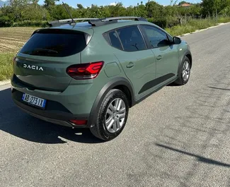 在 在阿尔巴尼亚 租赁 Dacia Sandero Stepway 2024 汽车，特点包括 ✓ 使用 Petrol 燃料和 90 马力 ➤ 起价 22 EUR 每天。