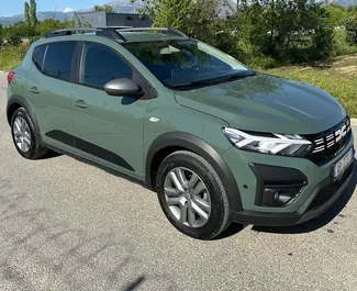 租赁 Dacia Sandero Stepway 的正面视图，地拉那机场, 阿尔巴尼亚 ✓ 汽车编号 #10109。✓ Manual 变速箱 ✓ 1 评论。