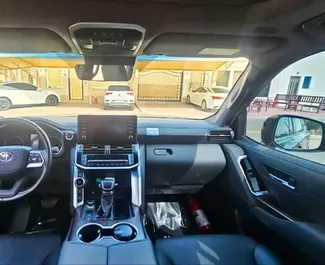 在 阿联酋 租赁 Toyota Land Cruiser 300 2023 汽车，特点包括 ✓ 使用 Petrol 燃料和 409 马力 ➤ 起价 528 AED 每天。