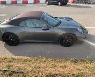 在 在西班牙 租赁 Porsche 911 Carrera Cabrio 2022 汽车，特点包括 ✓ 使用 Petrol 燃料和 385 马力 ➤ 起价 600 EUR 每天。