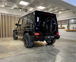 在 在西班牙 租赁 Mercedes-Benz G63 AMG 2022 汽车，特点包括 ✓ 使用 Petrol 燃料和 585 马力 ➤ 起价 500 EUR 每天。