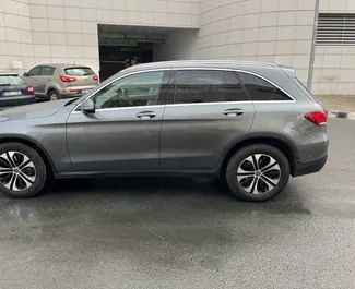 在 在塞浦路斯 租赁 Mercedes-Benz GLC-Class 2020 汽车，特点包括 ✓ 使用 Petrol 燃料和 197 马力 ➤ 起价 224 EUR 每天。