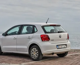 在 在黑山 租赁 Volkswagen Polo 2014 汽车，特点包括 ✓ 使用 Petrol 燃料和 100 马力 ➤ 起价 25 EUR 每天。