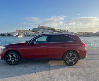 在 在西班牙 租赁 Mercedes-Benz GLC-Class 2023 汽车，特点包括 ✓ 使用 Diesel 燃料和 197 马力 ➤ 起价 110 EUR 每天。