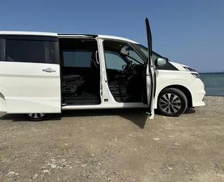 租车 Nissan Serena #10321 Automatic 在 在拉纳卡，配备 2.0L 发动机 ➤ 来自 马克西姆 在塞浦路斯。