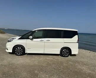 租赁 Nissan Serena 的正面视图，在拉纳卡, 塞浦路斯 ✓ 汽车编号 #10321。✓ Automatic 变速箱 ✓ 0 评论。